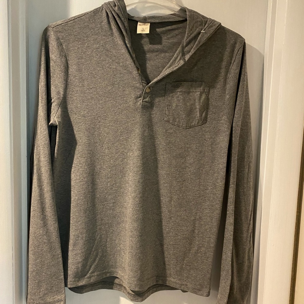 Men’s hollister hooded long sleeve, size small